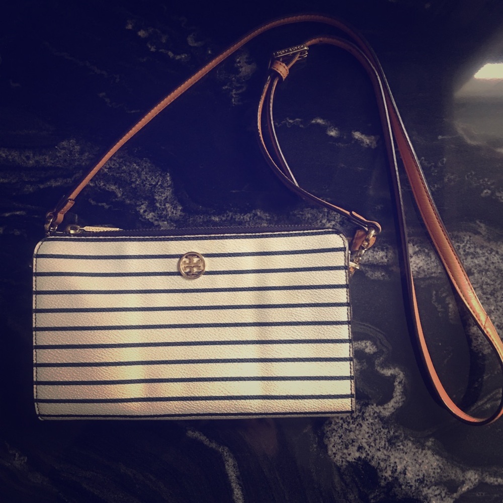 Tory Burch Robinson Pebble Crossbody Wallet